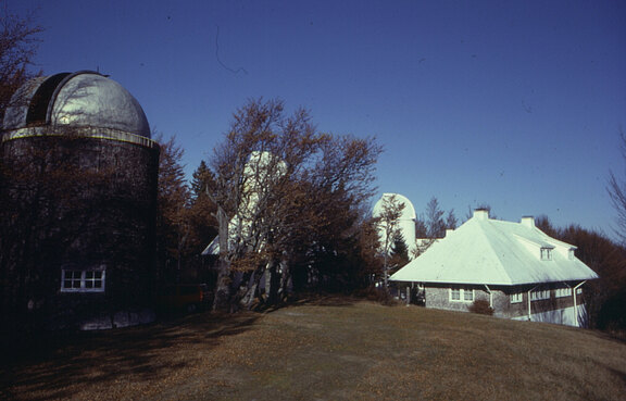 Observatorium Schauinsland mit dem Hauptgebäude rechts und dem Maksutov-Turm links (Bild: KIS)
