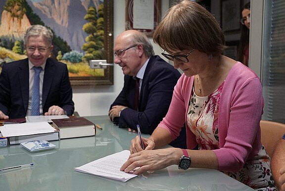 Prof. Dr. Svetlana Berdyugina signs the EST Foundation deed. Credit: IAC.