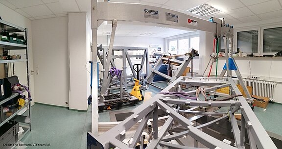 Ein Bild aus dem VTF-Labor in Freiburg. Der Rahmen wird bereits demontiert.