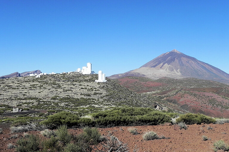 Teide-Observatorium auf 2400 m Höhe mit Pico del Teide, dem höchsten Berg Spaniens