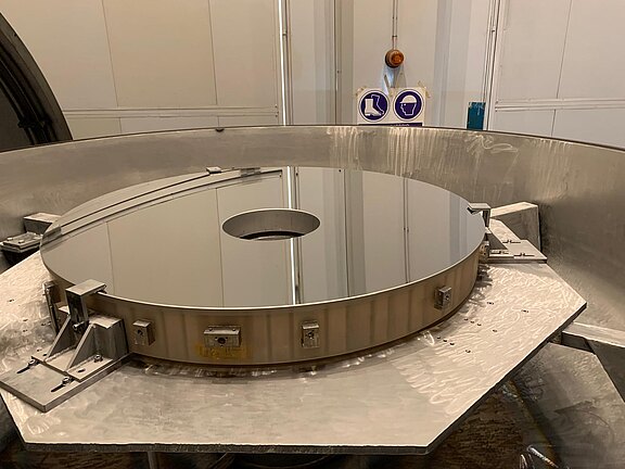 Hauptspiegel des GREGOR-Teleskops am IAC neu mit Aluminium bedampft.