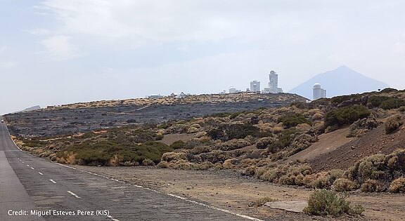 Blick auf die wissenschaftlichen Einrichtungen auf dem Teide-Plateau nach den Waldbrandereignissen im August 2023